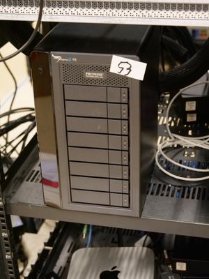 une image représentant un rack informatique sur lequel se trouve un disque dur
