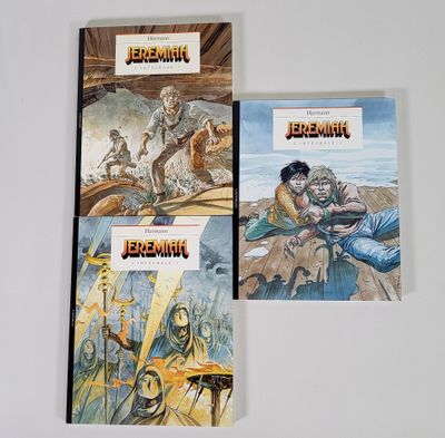 trois livres sont posés les uns à côté des autres sur une surface blanche