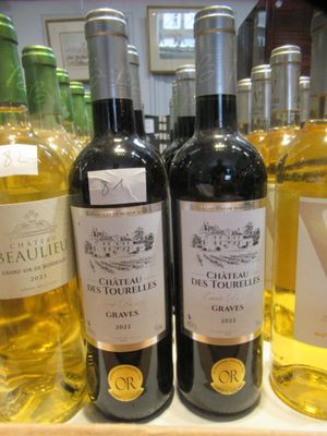 plusieurs bouteilles de vin sont alignées sur une étagère dans un magasin