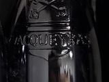 de nombreuses bouteilles de vin sur une étagère dans un magasin