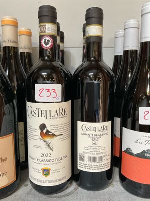 plusieurs bouteilles de vin sont alignées sur un comptoir