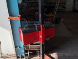 une machine posée sur un chariot dans un garage