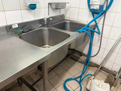 un tuyau bleu raccordé à un évier de cuisine