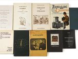plusieurs livres sont empilés sur une surface blanche