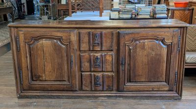 une grande armoire en bois surmontée d'un miroir