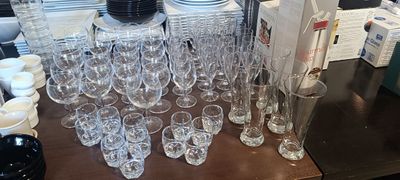 beaucoup de verres et de tasses sur la table