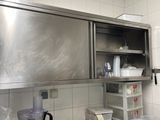 plan de travail en acier inoxydable dans une cuisine professionnelle, avec un mixeur posé dessus