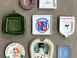 de nombreux objets différents qui se trouvent tous ensemble par terre