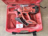 une boîte à outils rouge contenant un marteau et d'autres outils