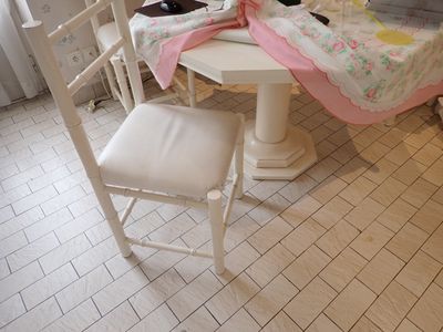 une table avec une chaise et une nappe posée dessus