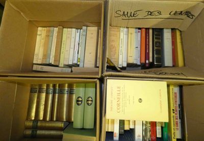 plusieurs livres dans une boîte, sur lesquels sont inscrits des mots