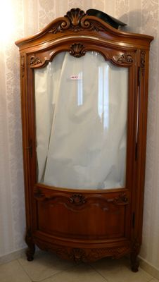 une armoire en bois surmontée d'un miroir
