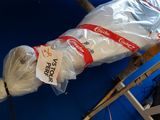 une peluche emballée dans du plastique et attachée à un poteau