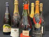 plusieurs bouteilles de vin sont alignées sur une table