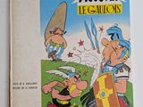 un gros plan sur un album de bande dessinée posé sur une table