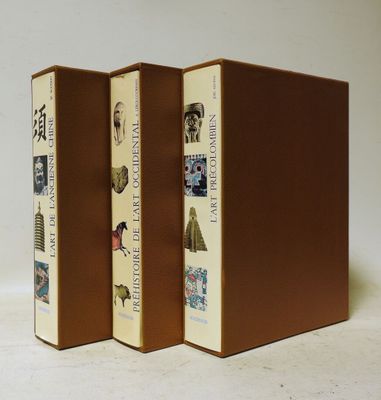 trois livres sont empilés sur une surface blanche