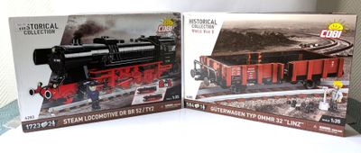 deux trains miniatures assis l'un à côté de l'autre sur une table
