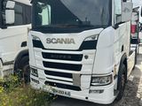 un camion blanc garé à côté d'autres camions