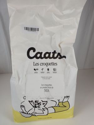 un sac de litière pour chat posé sur une table