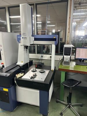 une photo d'un laboratoire équipé d'un ordinateur et d'autres appareils