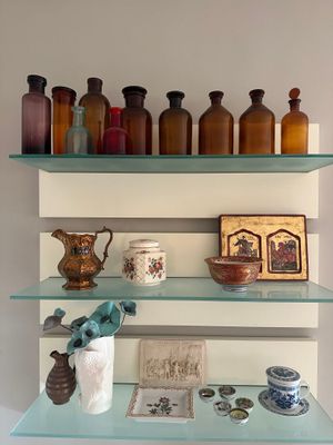 Lot de divers objets comprenant pots à pharmacie en verre teinté, pich - Photo 1