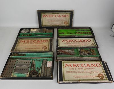cinq paquets de cigarettes Meccano sont alignés sur une surface blanche