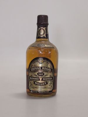 l'image d'une bouteille d'alcool posée sur une table