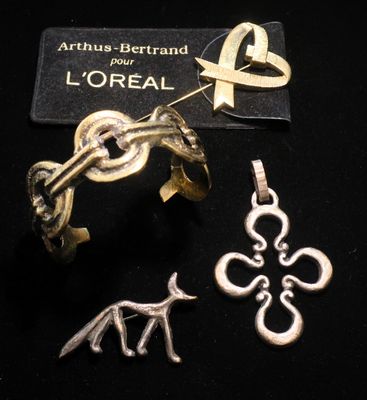 trois bijoux sont exposés sur un fond noir