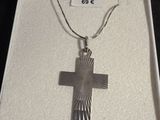 pendentif en forme de croix en argent sterling, orné d'un motif en rayons de soleil, monté sur une chaîne