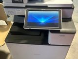 une imprimante multifonction surmontée d'une tablette