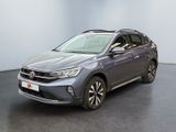 un SUV Volkswagen gris garé dans une pièce au sol noir