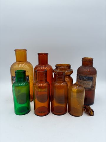 Lot de 8 bouteilles/flacons à pharmacie en verre coloré, un cassé...