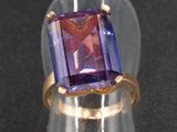 une image d'une bague sertie d'une pierre d'améthorate