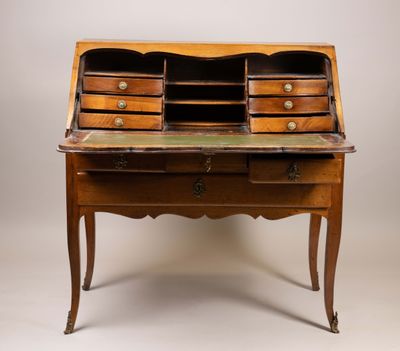 un vieux bureau en bois avec des tiroirs et des tiroirs sur le dessus