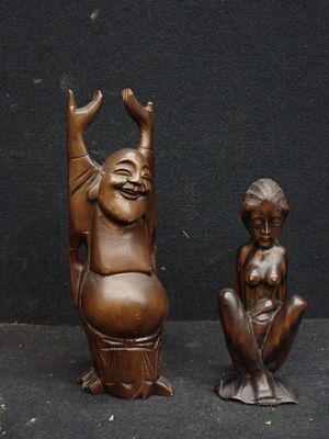 une statue représentant un homme assis à côté d'une statue représentant une femme