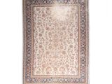 un tapis persan antique avec un motif floral sur fond blanc