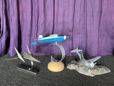 Lot de trois sculptures d'avion dont :