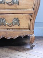 COMMODE tombeau en noyer mouluré et sculpté, la façade galbé… (photo 4)