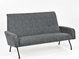 canapé en tissu gris avec des pieds en métal noir sur fond blanc