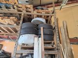 une pile de pneus posée sur une palette dans un garage