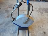 une machine bleue qui se trouve dans un garage
