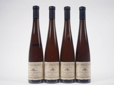 trois bouteilles de vin posées les unes à côté des autres sur une surface blanche
