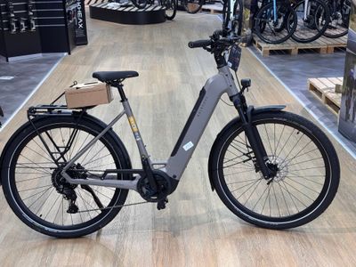 un vélo posé par terre dans un magasin