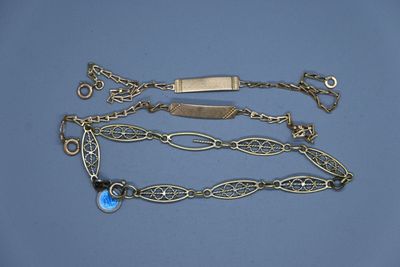 un bracelet en argent orné d'une pierre bleue