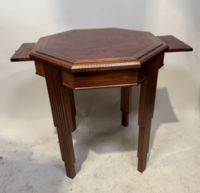 Guéridon octogonal en bois ouvrant par deux tablettes, les p…