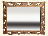 un miroir en bois orné d'un motif