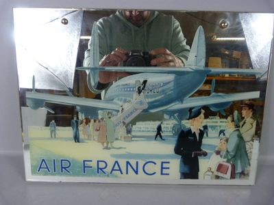 une photo d'un homme en train de prendre une photo d'une publicité d'Air France