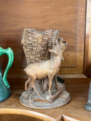 deux vases posés sur une étagère sur laquelle se trouve une chèvre