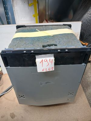 une photo d'un lave-vaisselle sur lequel est apposée une étiquette de prix