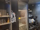 une photo d'un magasin avec un réfrigérateur et une caisse enregistreuse